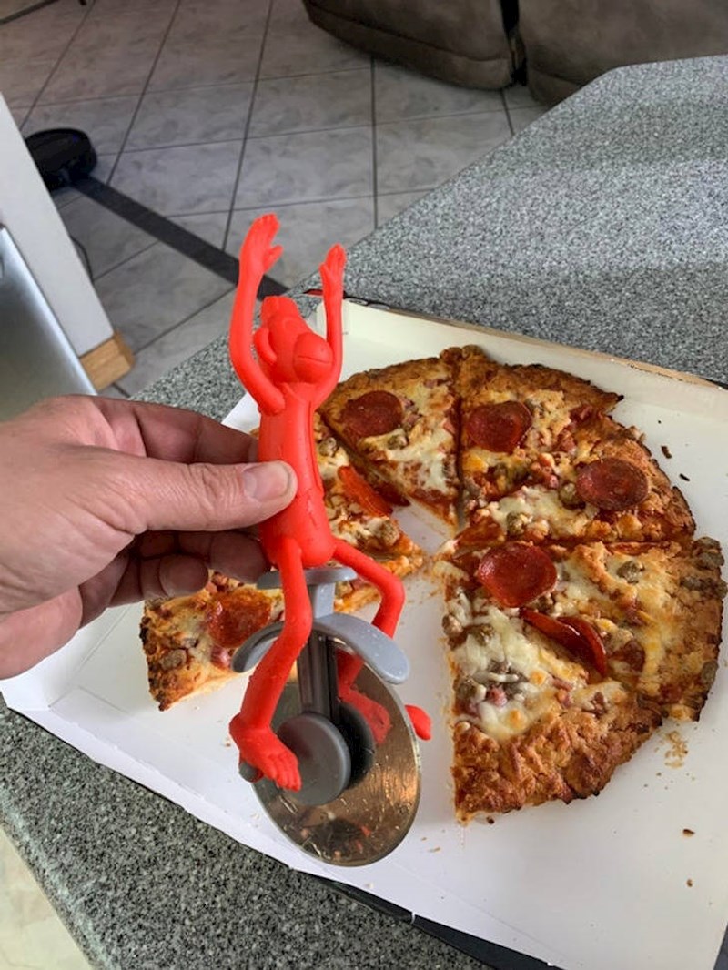 6. "Vozim unicikl i obožavam pizzu. Frend mi je pronašao savršen poklon!"