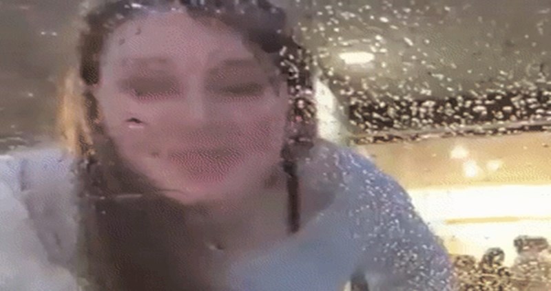 Djevojka je iz nekog razloga počela lizati vjetrobransko staklo i uskoro uvidjela koliko je to glupo
