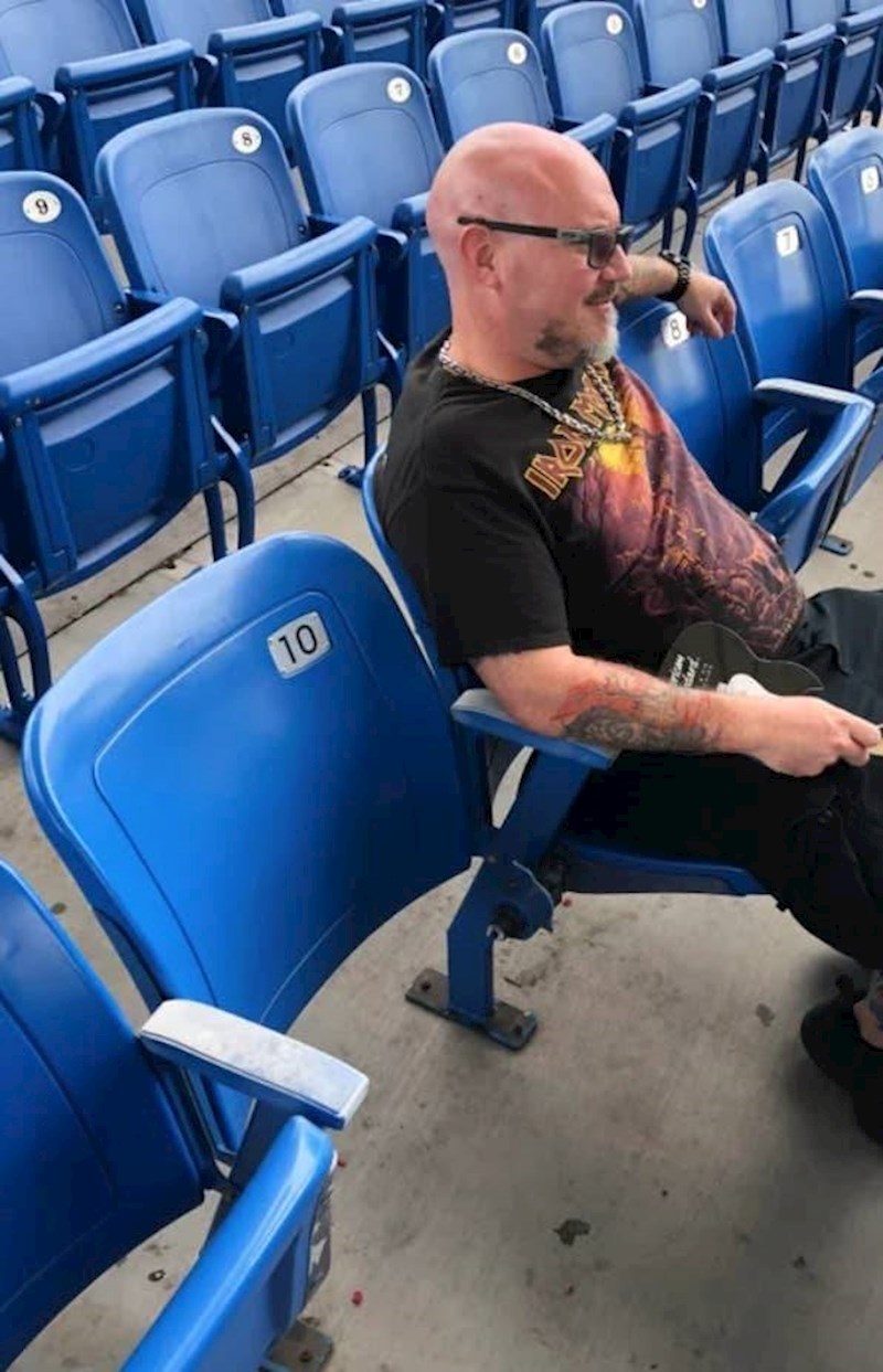 15. I na kraju, tata koji je odveo svog sina na koncert i shvatio da je njegovo sjedalo broj 10.