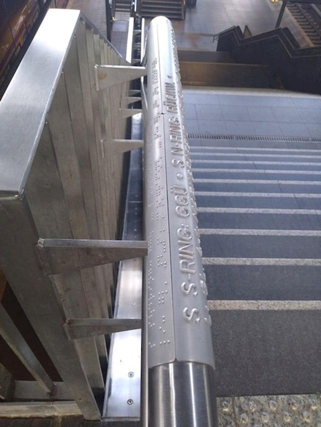3. Na rukohvatima u podzemnoj su upute o brojevima platformi i broju stepenica ispisane na Brailleevom pismu.