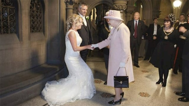 13. Ovaj par je 2012. iz zezancije pozvao britansku kraljicu Elizabetu na vjenčanje. A ona se - pojavila.