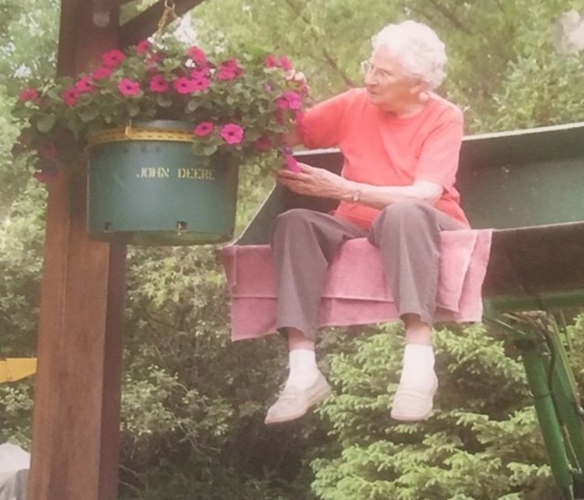 2. Ova baka ima 96 godina i izrazito je vitalna. Živi sama i potpuno je pokretna, jedini problem joj je zaliti viseće cvijeće. Tom problemu doskočila je tako da zamoli sina da ju podigne traktorom.😂