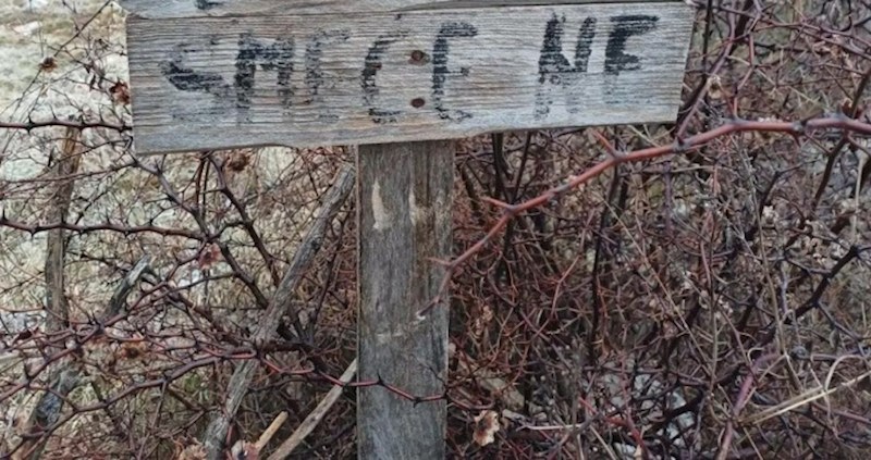 Natpis koji je netko postavio na svoju zemlju oduševio je ekipu na Fejsu, odmah ćete vidjeti zašto