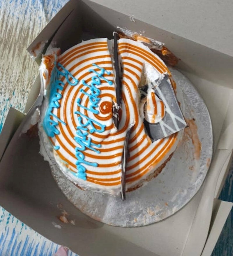 3. "Torta koju sam naručila mami za poklon stigla je ovako!"😤