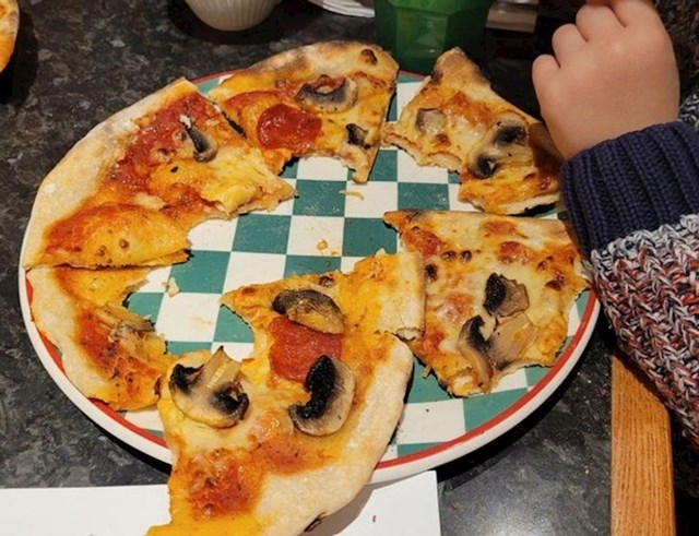4. Ovom klincu nikad nitko nije objasnio kako se jede pizza...