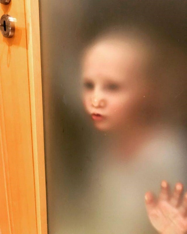 8. Ovako čeka svoju mamu da završi s tuširanjem...