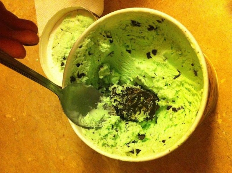 Golema nakupina čokolade u sladoledu.