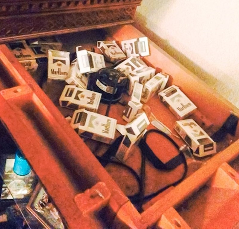 5. "Dok sam tražio mjesto za skrivanje poklona, ​​otkrio sam da moja supruga nije napustila svoju lošu naviku."