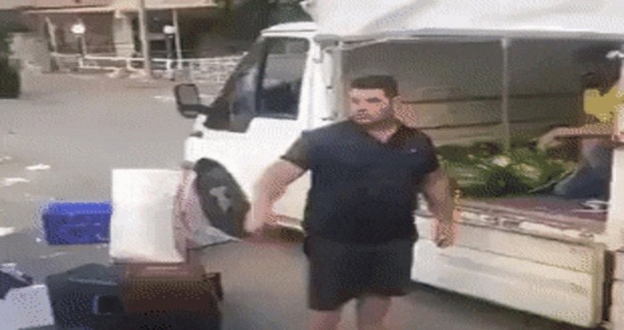 Radnik je oduševio internet neobičnim načinom dodavanja lubenica svojem kolegi