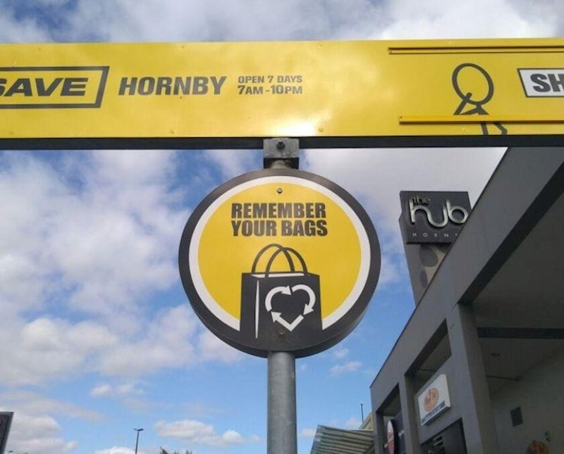 11. Na putu do dućana možete primijetiti brojne znakove koji vas podsjećaju da ponesete vrećicu za višekratnu upotrebu.