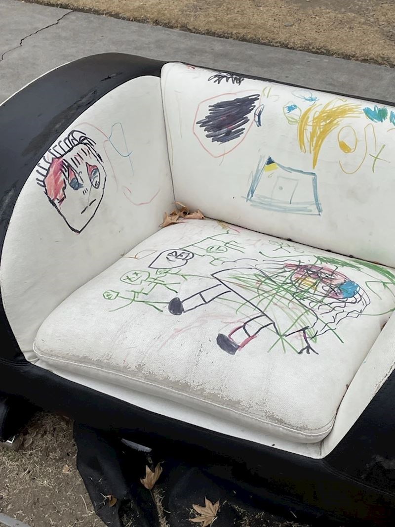 9. Klinac koji je odlučio malo preurediti fotelje