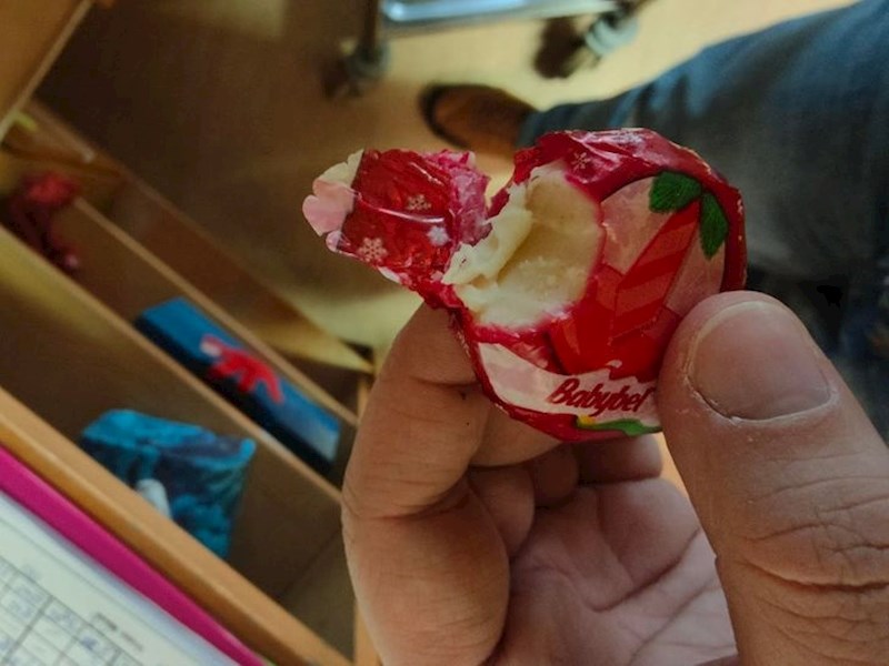 5. Nije se mogao strpiti da mu tata otvori poslasticu...