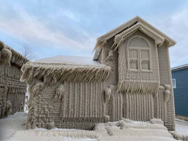 10. Kuća tijekom jakog vjetra i temperature od -50 stupnjeva Celzija