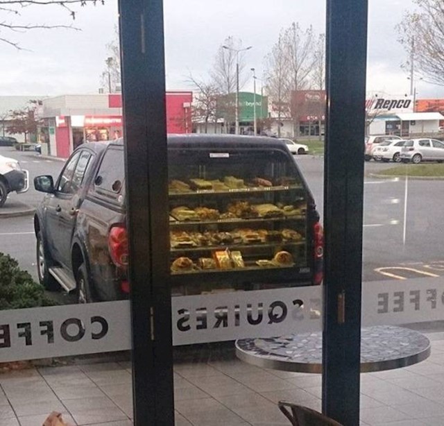 9. A ovaj auto zapravo nema pekarske proizvode u prtljažniku, samo se refleksija dobro poklopila.😄