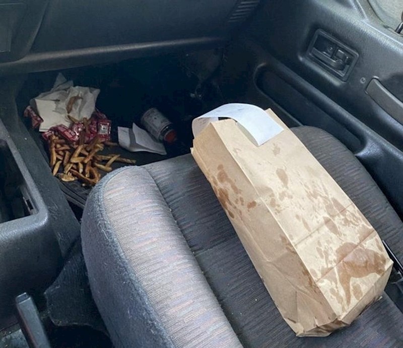 11. Na cesti se pojavila mačka. Morao sam naglo zakočiti i ostao bez ručka...