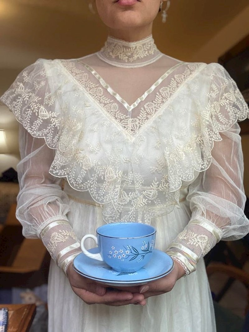5. Divna vjenčanica i porculanska šalica iz lokalnog second hand shopa