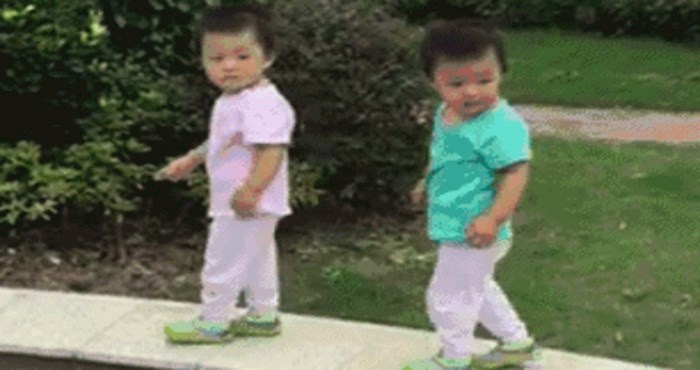 Nećete vjerovati kako su ovi blizanci sinkronizirani, čak i dok padaju