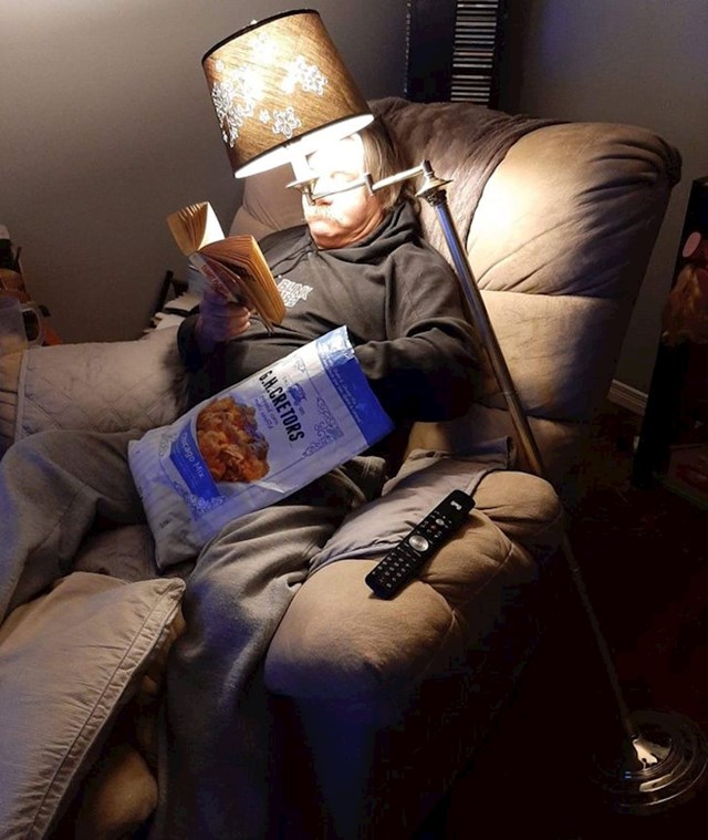14. "Ovako moj tata čita knjige."