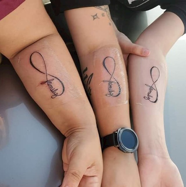 1. "Usvojena sam. Moja mama sestra i ja napravila smo zajedničke tetovaže."