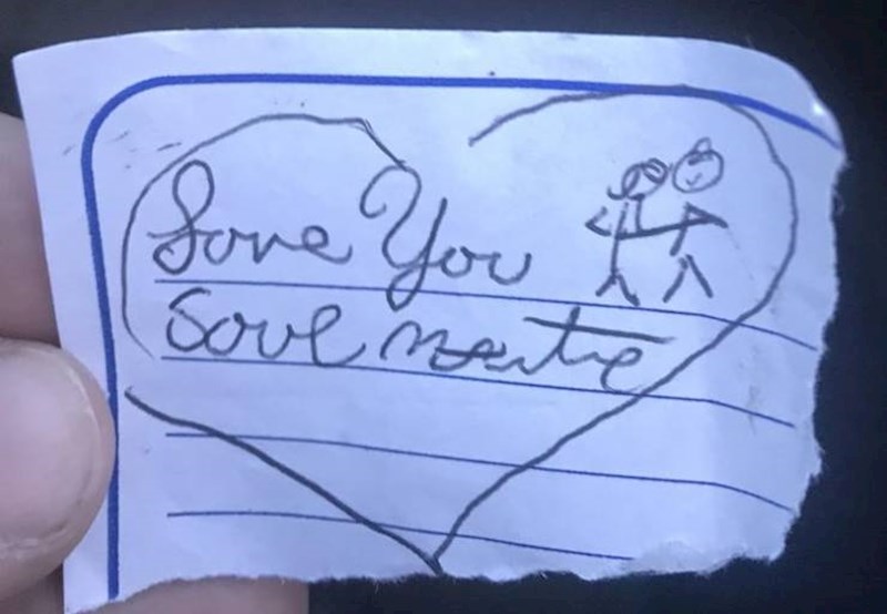 7. Ovaj muž svojoj ženi svaki dan ostavlja ljubavne poruke po džepovima