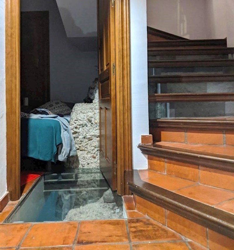 13. Apartman kojeg smo unajmili u Sevilli izgrađen je na vrhu starih gradskih zidina. Nismo znali da je njihov dijelić u jednoj od soba.