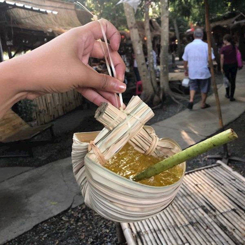 1. Zdjelica napravljena od listova banane i prirodna slamka