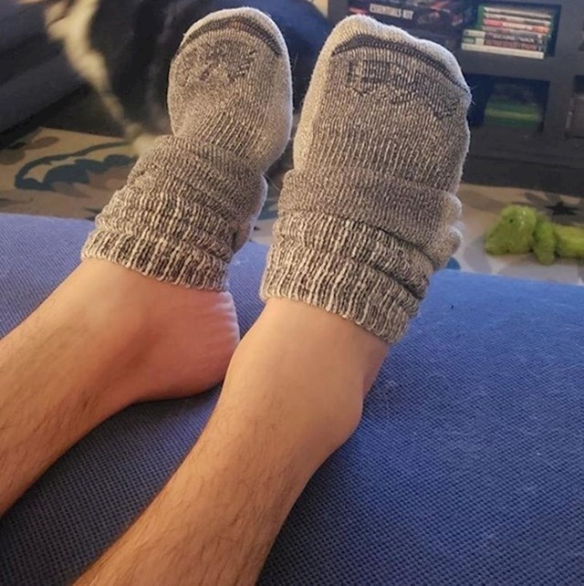 18. Moj dečko uvijek nosi čarape na pola stopala