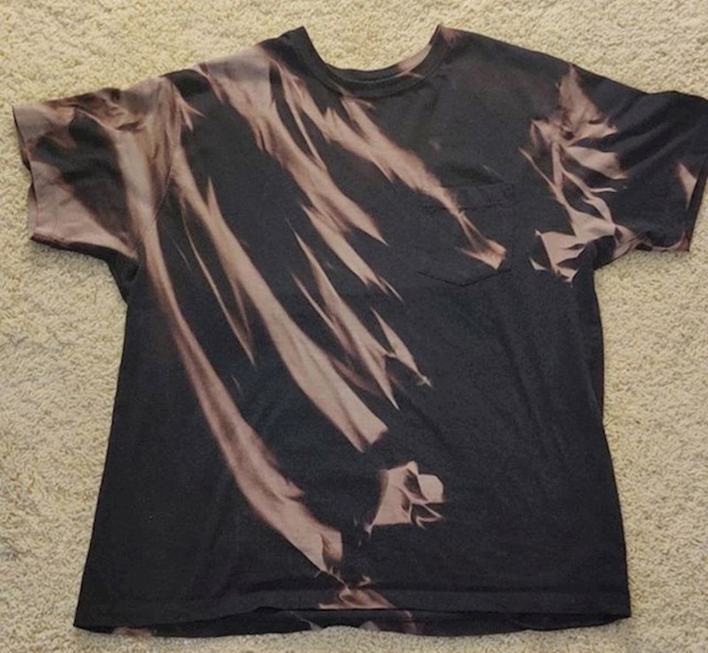 6. Lik je zaboravio majicu na stražnjem sjedalu automobila i tamo je stajala danima na suncu. Ovo je rezultat.