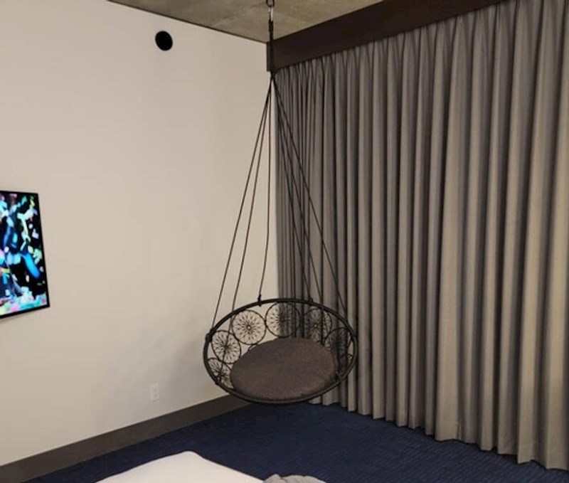 11. Usred hotelske sobe je ljuljačka