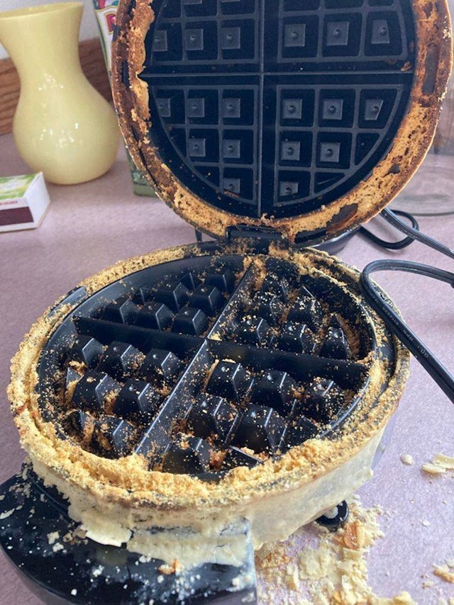 5. Moj prijatelj odlučio si je napraviti waffle kod mene i u međuvremenu zaboravio na njih. Sve se zapeklo i naravno da sam ja sve morala čistiti.