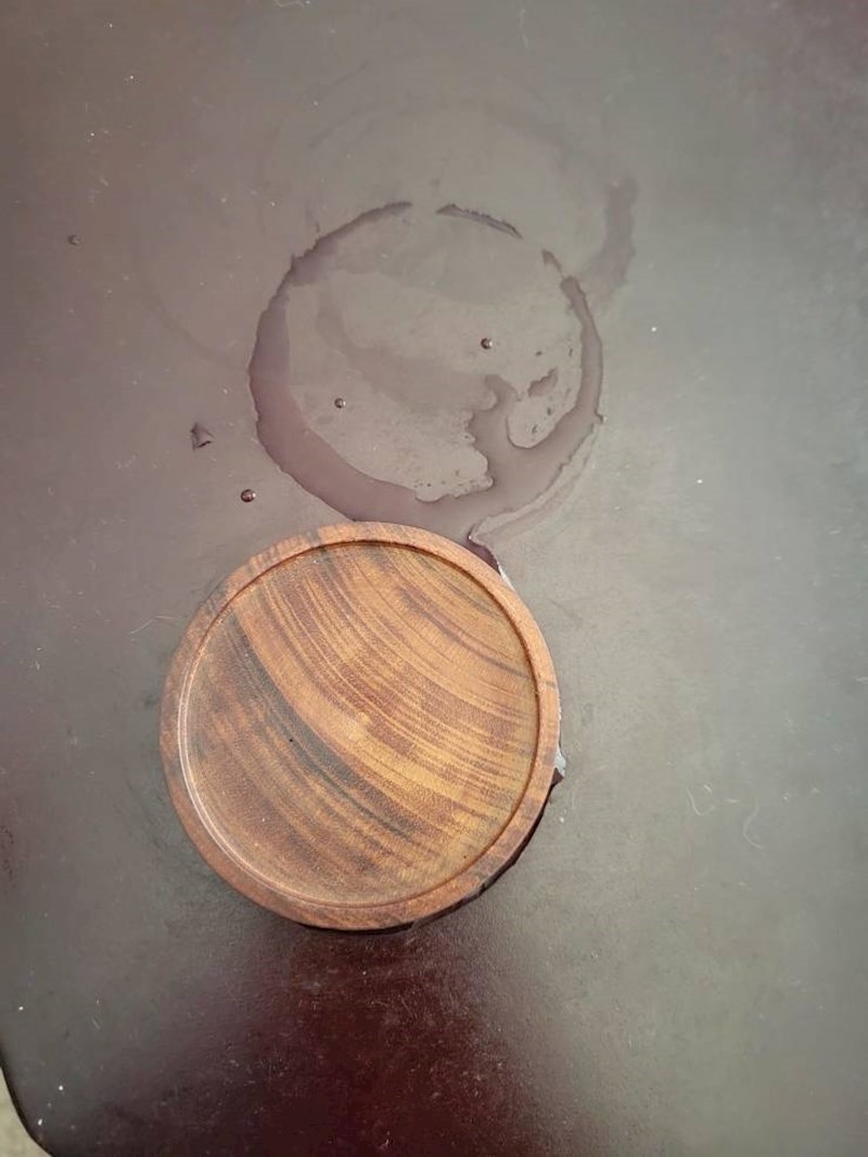 10. Da barem postoji nešto na što se može staviti čaša...🙄