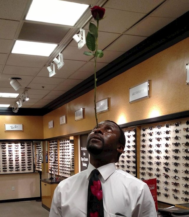 4. "Moj kolega s posla držao je ružu na nosu preko minute!"