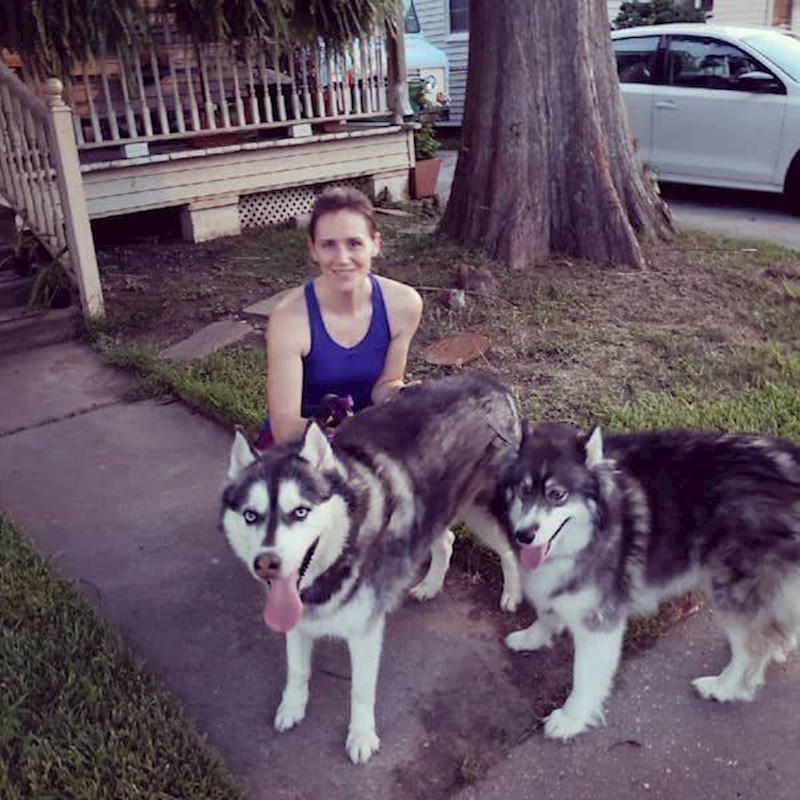 11. Zamolila je muža da ju fotka ispred kuće s njihovim psima. Naglasila je da ne želi automobile u kadru.