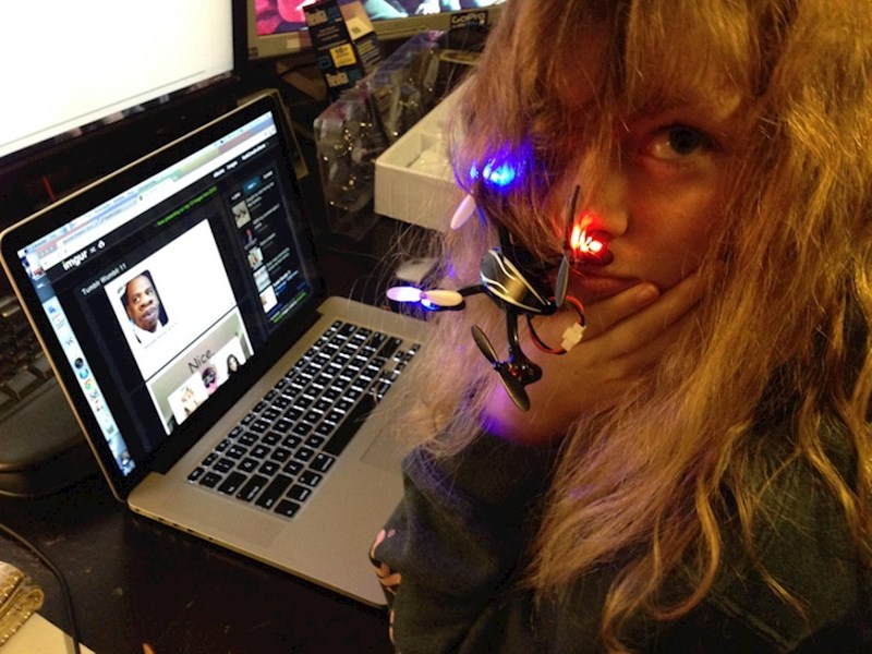 20. "Moj mali helikopter na daljinski zapleo se u kosu moje cure. Nije sretna."