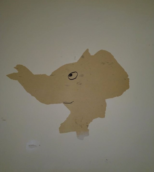 7. "Strugala sam boju sa zida i slučajno stvorila siluetu slonića"