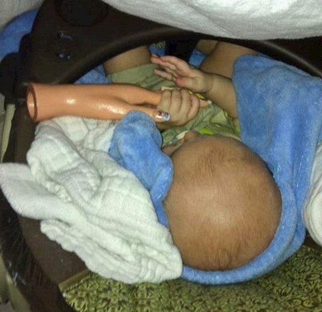 16. Beba ne želi spavati bez da nekoga drži za prst, pa su roditelji morali improvizirati😂