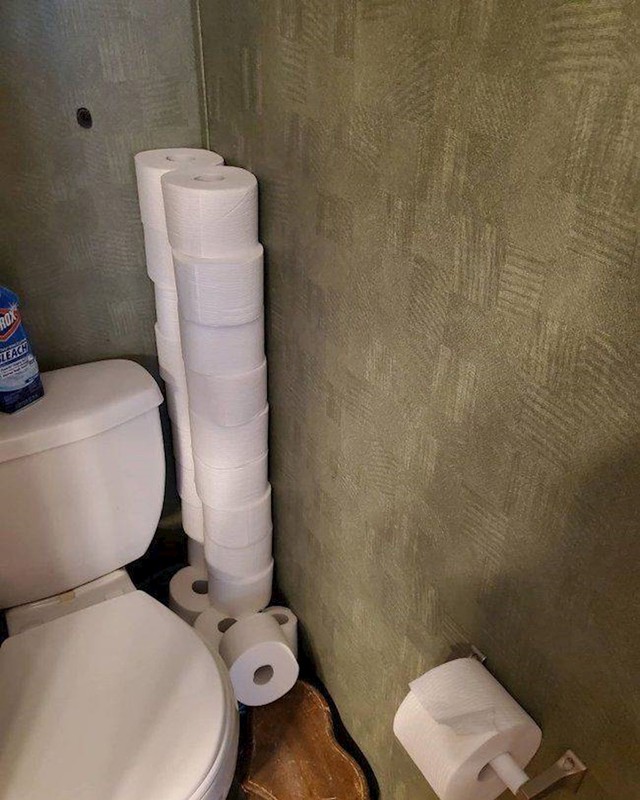 3. Zamolila je muža da složi wc papir u kupaoni