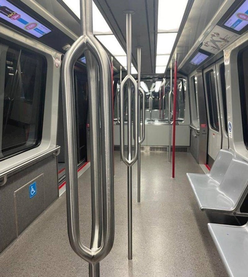 14. Super funkcionalne drške u autobusu u zračnoj luci