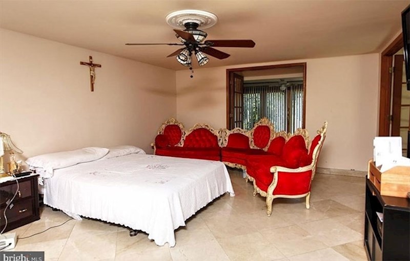 5. Ovdje patuljci gledaju Snjeguljicu dok spava.😂