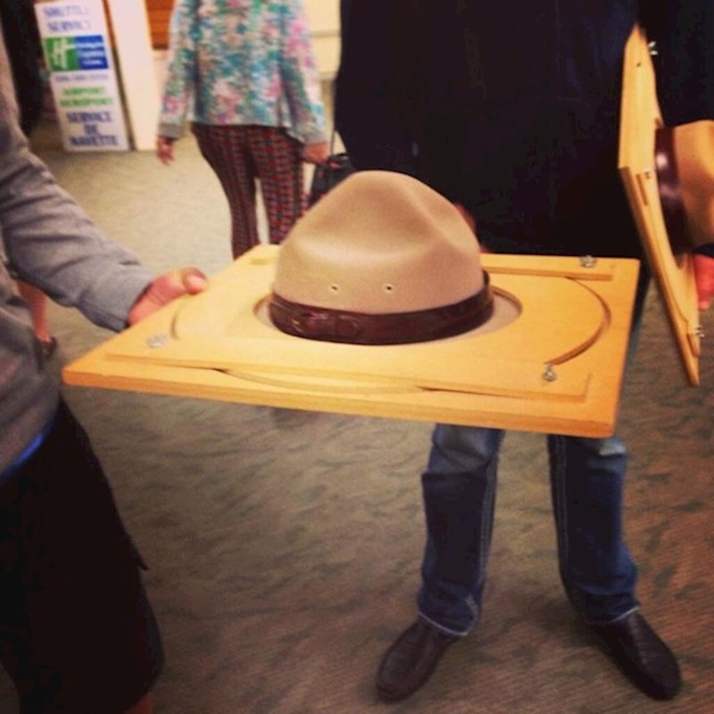 8. Ovako kanadska policija transportira svoje prepoznatljive šešire, da im se ne zgužvaju.😄