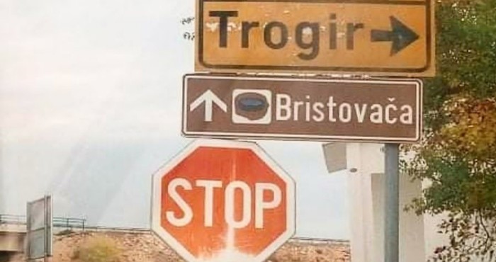 Netko je na cesti u smjeru Trogira uočio nešto neobično i nasmijao tisuće na Fejsu