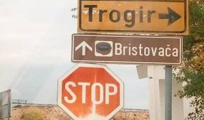 Netko je na cesti u smjeru Trogira uočio nešto neobično i nasmijao tisuće na Fejsu