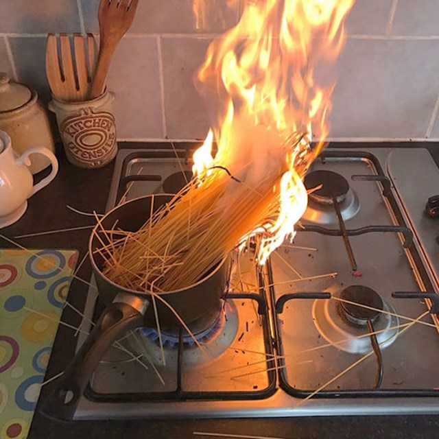 4. Rekli su joj da je jednostavno skuhati špagete. Ali nisu joj rekli da ih najprije treba staviti u vodu.