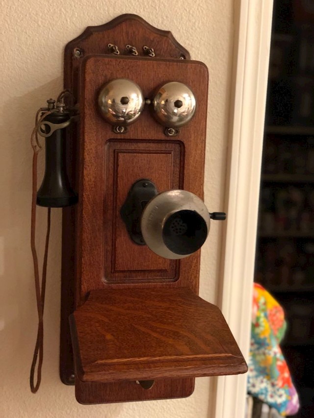 16. Jako iznenađeni telefon