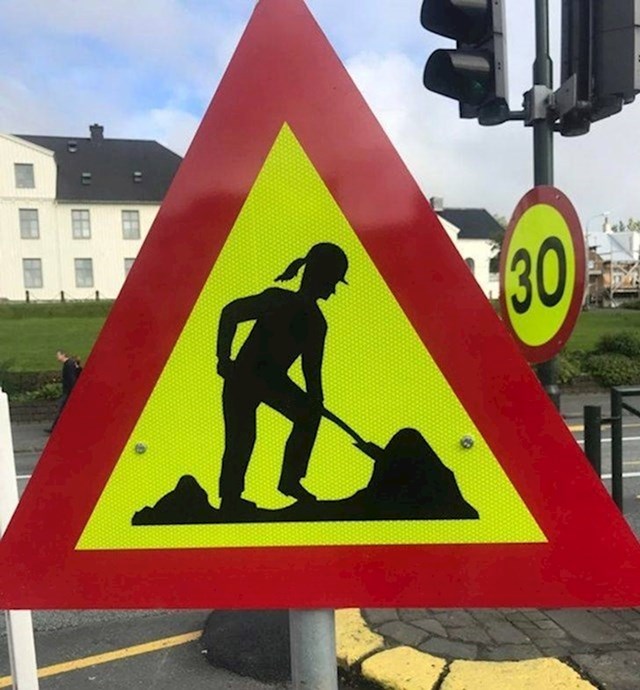 20. A postoje i znakovi na kojima su građevinski radnici - žene!👍🏼