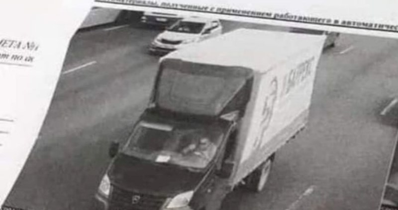 Nadzorna kamera snimila je vozača kamiona kako radi nešto baš bizarno, fotka je odmah postala hit