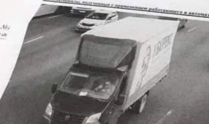 Nadzorna kamera snimila je vozača kamiona kako radi nešto baš bizarno, fotka je odmah postala hit