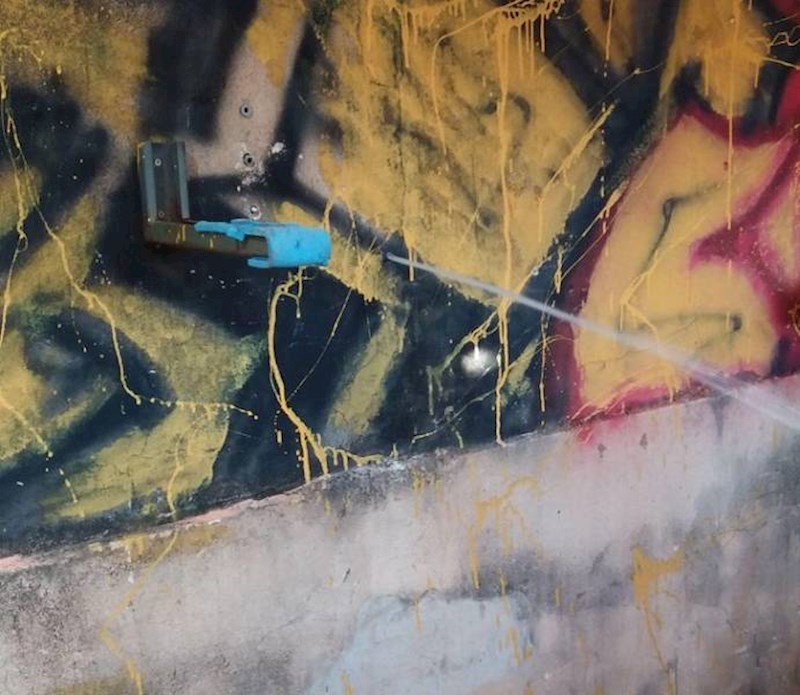 8. Bušio je rupu u zidu koje ograđuje njegovo dvorište i pogodio točno u cijev za vodu