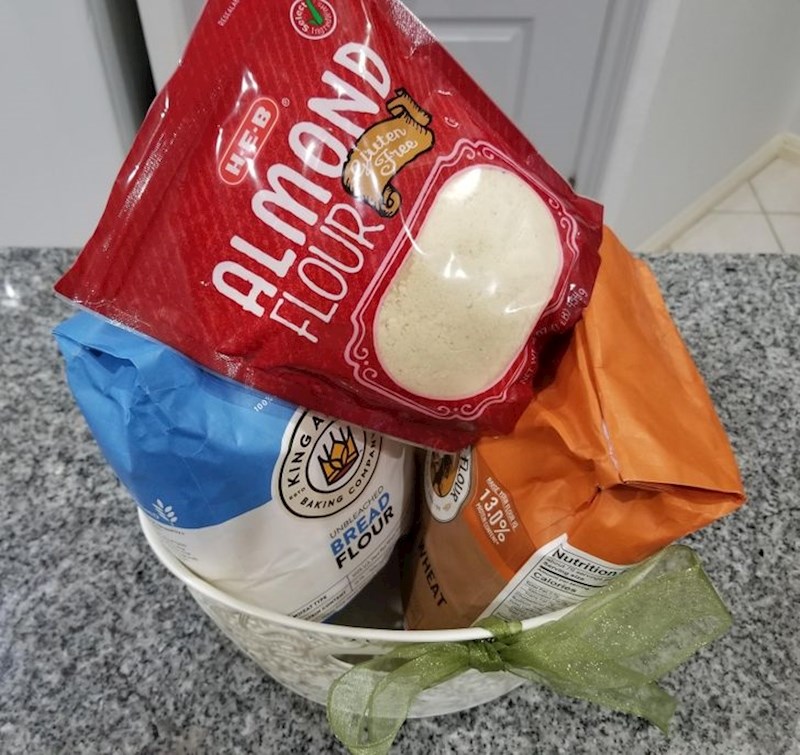 11. "Moja žena se vraća s puta i umjesto cvijeća (flowers) donio sam joj njezina najdraža brašna (flours)."