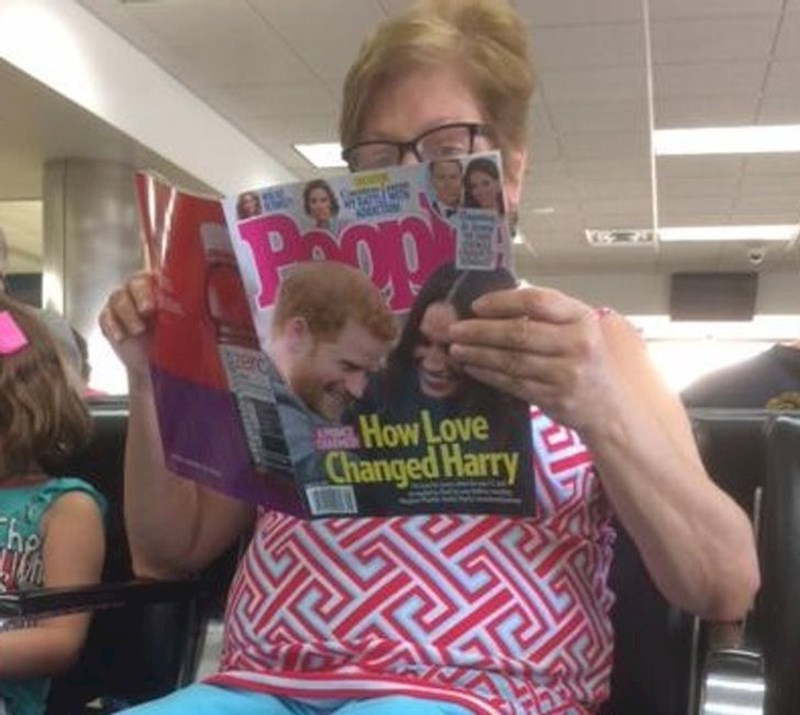 8. Sin ga je pitao zašto ova gospođa čita Poop (drek) časopis?